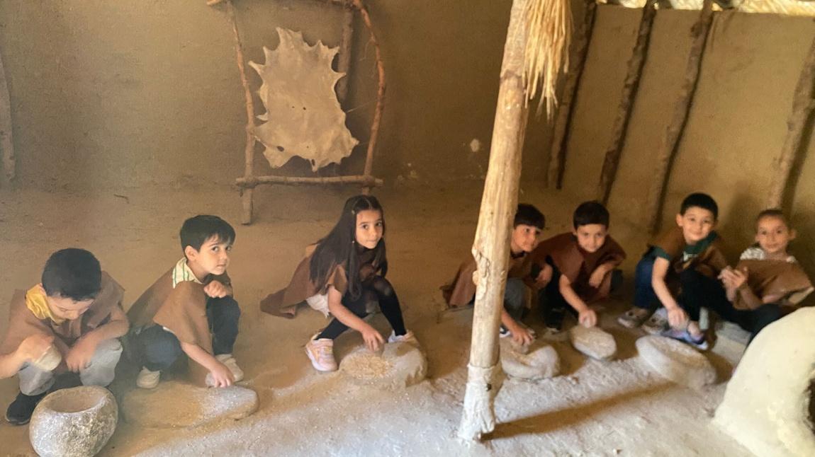 ANASINIFI B ŞUBESİ ÖĞRENCİLERİMİZ YEŞİLOVA HÖYÜĞÜNE GİTTİLER, EĞLENCELİ VAKİT GEÇİRDİLER.